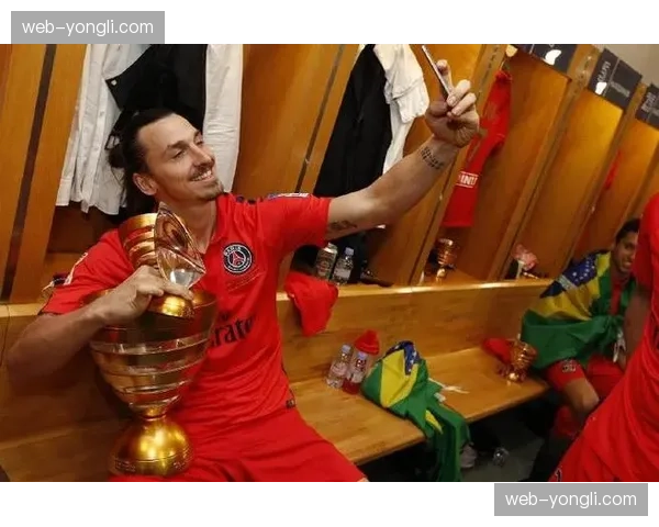 前巴黎球星伊布拉希莫维奇现身王子公园球场观战 前巴黎球星伊布拉希莫维奇现身王子公园球场观战