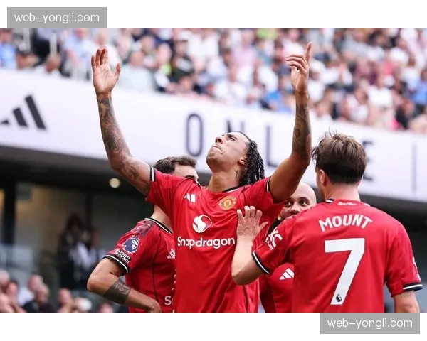 镜头聚焦:曼联久攻不下,B费向队友挥手示意压上的焦急瞬间 镜头聚焦:曼联久攻不下,B费向队友挥手示意压上的焦急瞬间