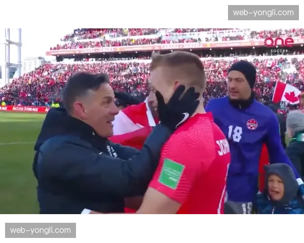 花絮:加拿大选拔赛观众席现感人一幕,退役泳将为复出参赛的女儿举牌助威 花絮:加拿大选拔赛观众席现感人一幕,退役泳将为复出参赛的女儿举牌助威